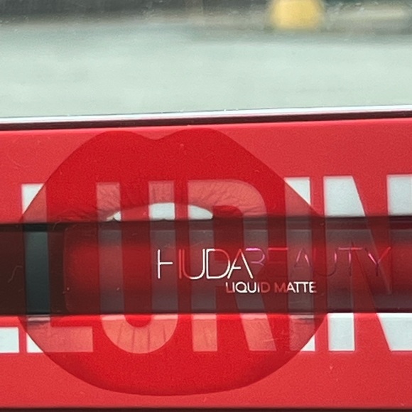 ALLURING HUDA BEAUTY Liquid Matte Lipstick - Picture 8 of 9